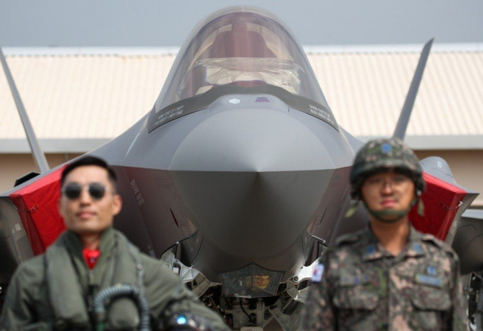 Өмнөд Солонгос шинэ сөнөөгч онгоцнуудаа үзүүлж, сүр хүчээ гайхуулав