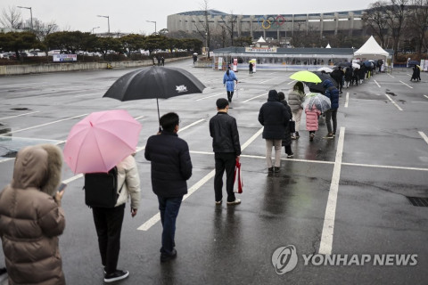 Өмнөд Солонгосд омикроны давалгаа оргилдоо хүрч, өдөрт 13,000 тохиолдол батлагджээ
