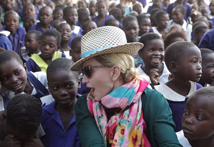 Мадонна Малави улсад 300 сургууль барина  