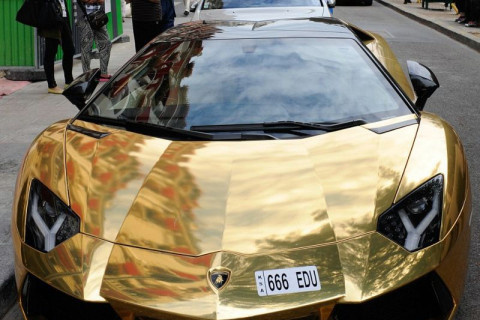 Парисчуудын нүдийг хужирласан Lamborghini Aventador