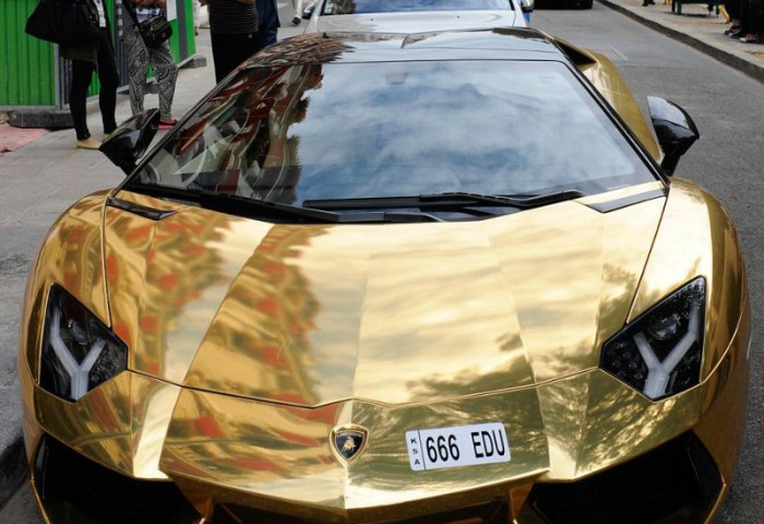 Парисчуудын нүдийг хужирласан Lamborghini Aventador