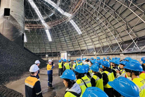 Цогтцэций сумын “Мөрөөдөл“ сургуулийн сурагчид уурхайд зочиллоо