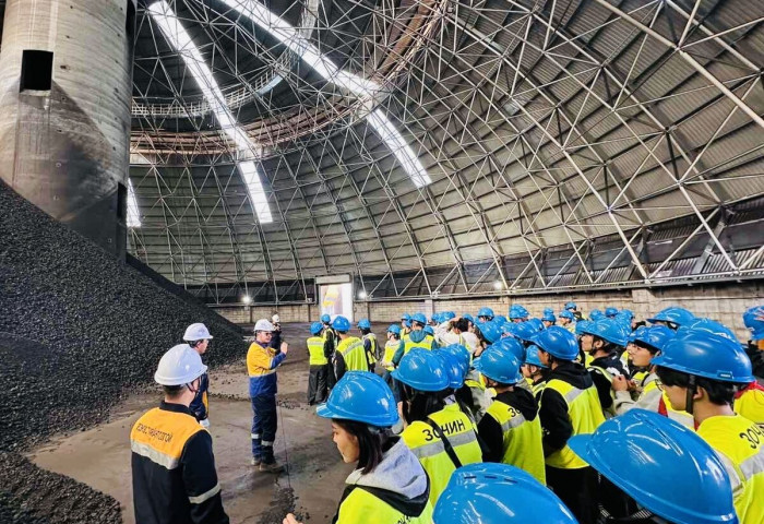 Цогтцэций сумын “Мөрөөдөл“ сургуулийн сурагчид уурхайд зочиллоо