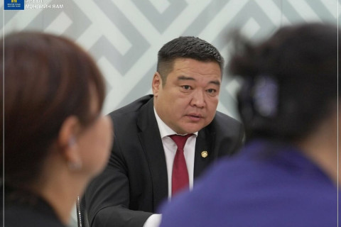 Эрүүл мэндийн сайдын зөвлөх “Эмнэлгийн коридорт шалан дээр хэвтэн эмчлүүлж байгаа ганц ч хүүхэд байхгүй“ хэмээн мэдэгдэв