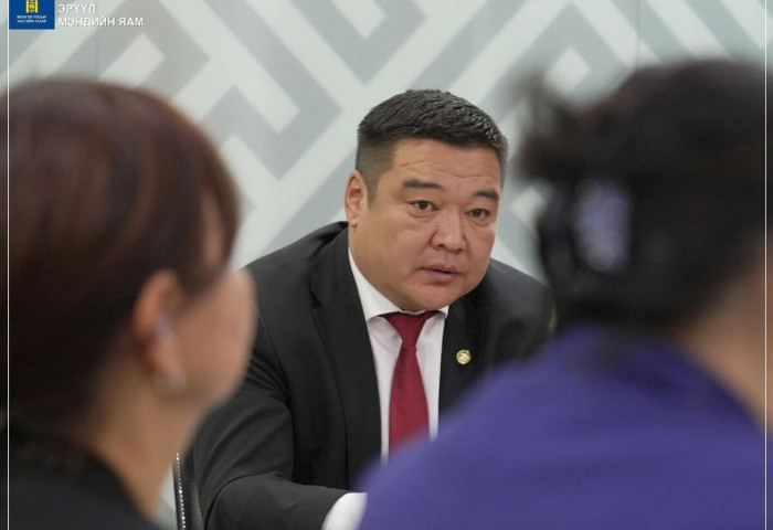 Эрүүл мэндийн сайдын зөвлөх “Эмнэлгийн коридорт шалан дээр хэвтэн эмчлүүлж байгаа ганц ч хүүхэд байхгүй“ хэмээн мэдэгдэв