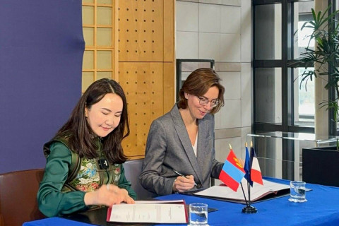 Хууль бусаар худалдаалагдсан Тарбозавр батаар үлэг гүрвэл тэргүүтэй 29 багц чулуужсан олдворыг Монгол Улсад хүлээлгэн өглөө