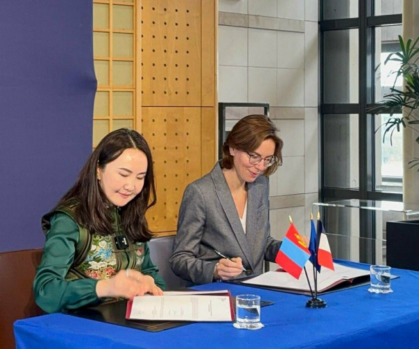 Хууль бусаар худалдаалагдсан Тарбозавр батаар үлэг гүрвэл тэргүүтэй 29 багц чулуужсан олдворыг Монгол Улсад хүлээлгэн өглөө