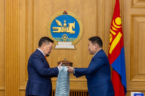 Монгол Улсын 34 дэх Ерөнхий сайд Гомбожавын Занданшатар Засгийн газрын тамгаа гардаж авлаа