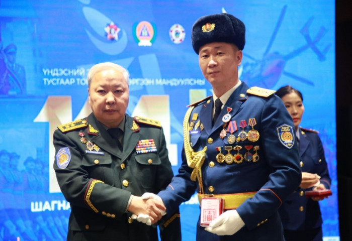 ОБЕГ-ын алба хаагчдад төрийн одон, медаль гардуулав