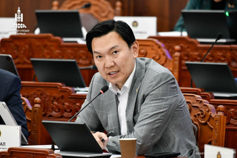 Монгол Улсын 2026 оны төсвийн төслүүдийн нэг дэх хэлэлцүүлэг үргэлжилж, УИХ-ын гишүүд асуулт асууж, мэдээлэл авч байна