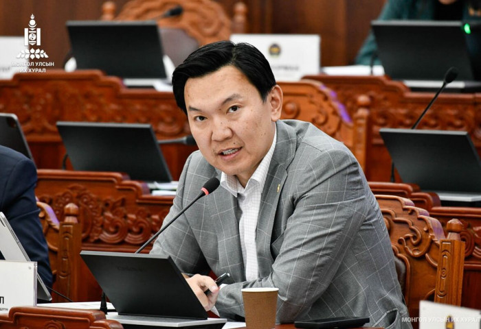 Монгол Улсын 2026 оны төсвийн төслүүдийн нэг дэх хэлэлцүүлэг үргэлжилж, УИХ-ын гишүүд асуулт асууж, мэдээлэл авч байна