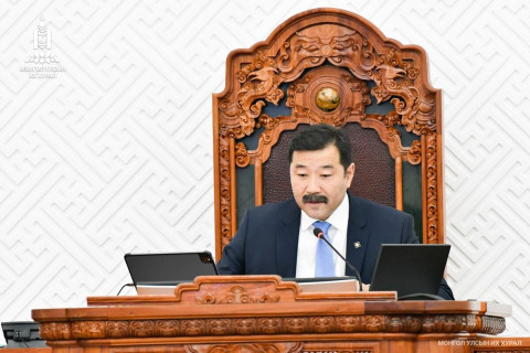 Үндсэн чиглэлийн төслийг анхны хэлэлцүүлэгт шилжүүлж, төсвийн тухай хуулийн төсөлтэй хамт өргөн мэдүүлсэн хууль, тогтоолын төслүүдийг эцэслэн батлав