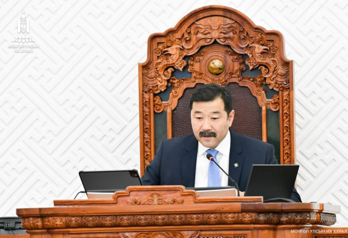 Үндсэн чиглэлийн төслийг анхны хэлэлцүүлэгт шилжүүлж, төсвийн тухай хуулийн төсөлтэй хамт өргөн мэдүүлсэн хууль, тогтоолын төслүүдийг эцэслэн батлав
