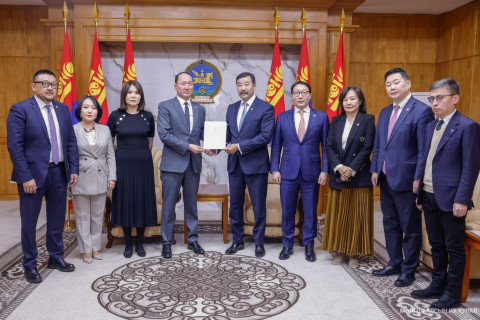 Монгол Улсын Их Хурлын чуулганы хуралдааны дэгийн тухай хуульд нэмэлт, өөрчлөлт оруулах тухай хуулийн төслийг өргөн мэдүүлэв