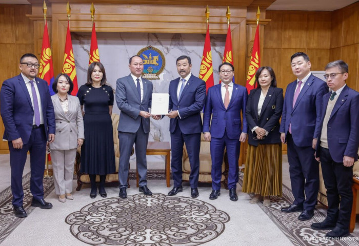 Монгол Улсын Их Хурлын чуулганы хуралдааны дэгийн тухай хуульд нэмэлт, өөрчлөлт оруулах тухай хуулийн төслийг өргөн мэдүүлэв