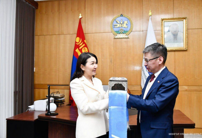 Улсын Их Хурлын Ерөнхий нарийн бичгийн дарга Л.Өлзийсайхан ажлаа хүлээн авлаа