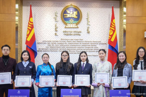 “Монгол Улсын Үндсэн хуулийн өдөр”-т зориулсан эсээ бичлэгийн уралдааны шилдгүүдэд шагнал гардуулав