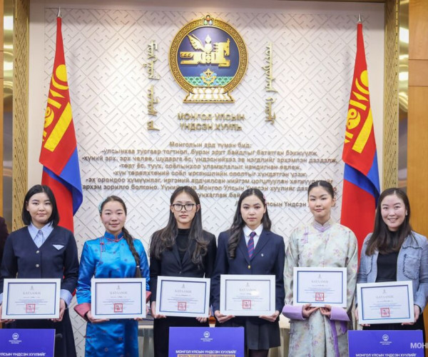 “Монгол Улсын Үндсэн хуулийн өдөр”-т зориулсан эсээ бичлэгийн уралдааны шилдгүүдэд шагнал гардуулав