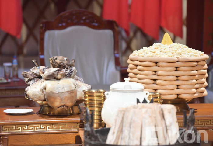 Сүрээр дарагч хэмээн гал морин жилээ элбэг хангалуун угтаж, сайхан шинэлээрэй