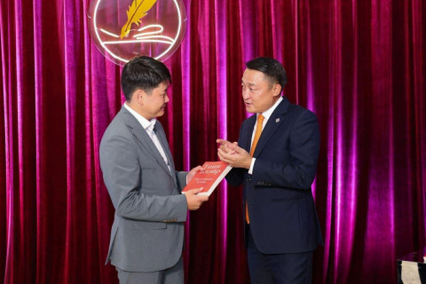 “Зүтгэсэн нь зэмлэгдэж, зугтсан нь залагдав“