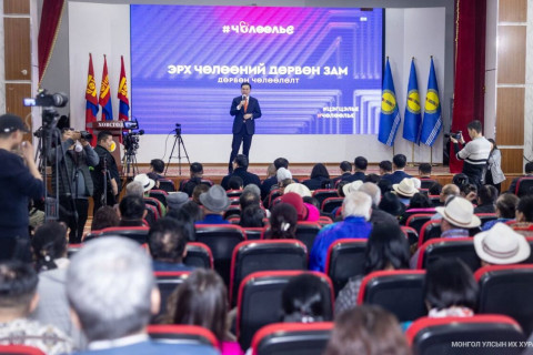 УИХ-ын дарга Н.Учрал тэргүүтэй гишүүд, сайд нар төвийн болон хойд бүсийн 2100 гаруй иргэнтэй уулзлаа