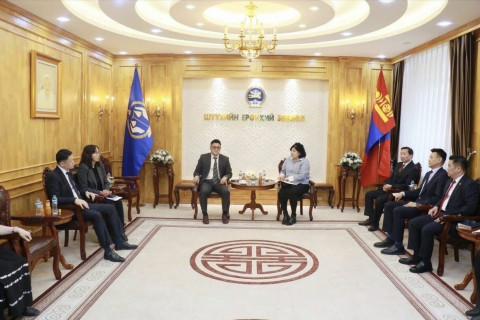 Төрийн нарийн бичгийн дарга шүүх эрх мэдэл рүү нулимж харууллаа