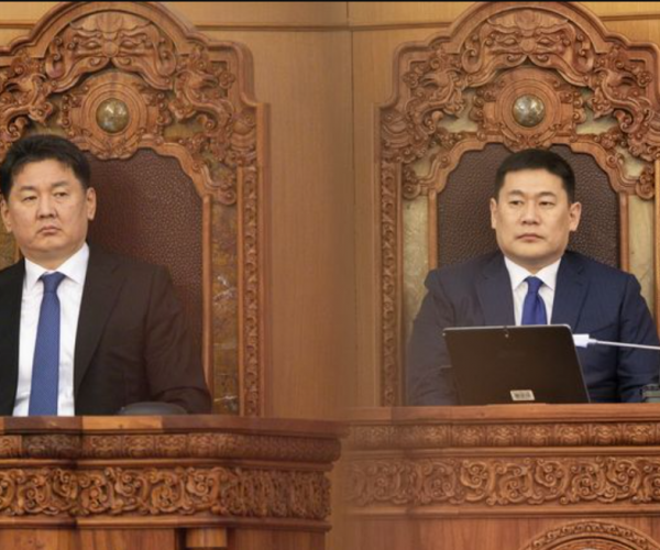 Аргаа барсан Л.Оюун-Эрдэнэ ард түмнийг айдаст автуулахыг оролдож байна