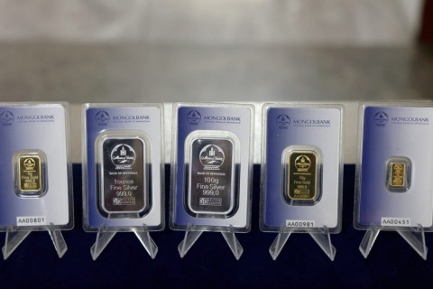 Алт, мөнгөн гулдмай зарж байна