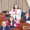 Улаан, ягаанаар ижилссэн эмэгтэй гишүүд эсэргүүцсэн ч Ерөнхийлөгч санасандаа хүрэв