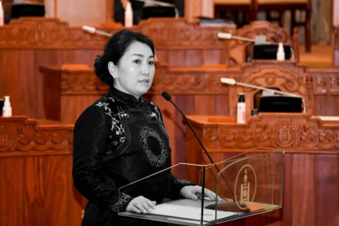 Үндсэн хуулиа давж гишгэсэн Х.Булгантуяа улсаа давж гишгэнэ гэв үү?!