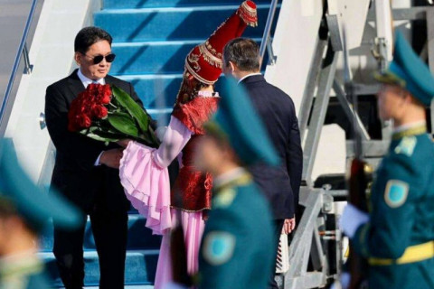 Ерөнхийлөгч У.Хүрэлсүх Казахстаны нийслэл Астана хотод хүрэлцэн очжээ