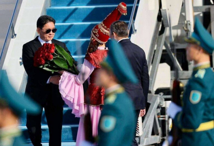 Ерөнхийлөгч У.Хүрэлсүх Казахстаны нийслэл Астана хотод хүрэлцэн очжээ