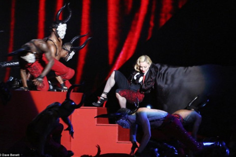 Дуучин Мадонна тайзан дээрээс уналаа ViDEO