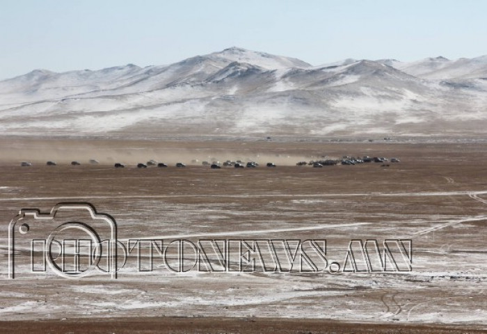 Өөжгий: “Land-200” машины уралдаан дунд морьтой хүүхдүүд юу хийж явна аа...