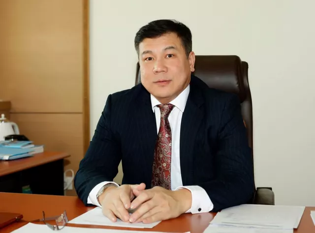 Халдвар авсан Францтай II хавьталд орсон хурган дарга хөл хорионоос "оргожээ"