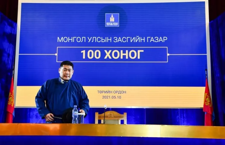 Ерөнхий сайд аа, өндөгнөөс өөрийг олж харсангүй юу
