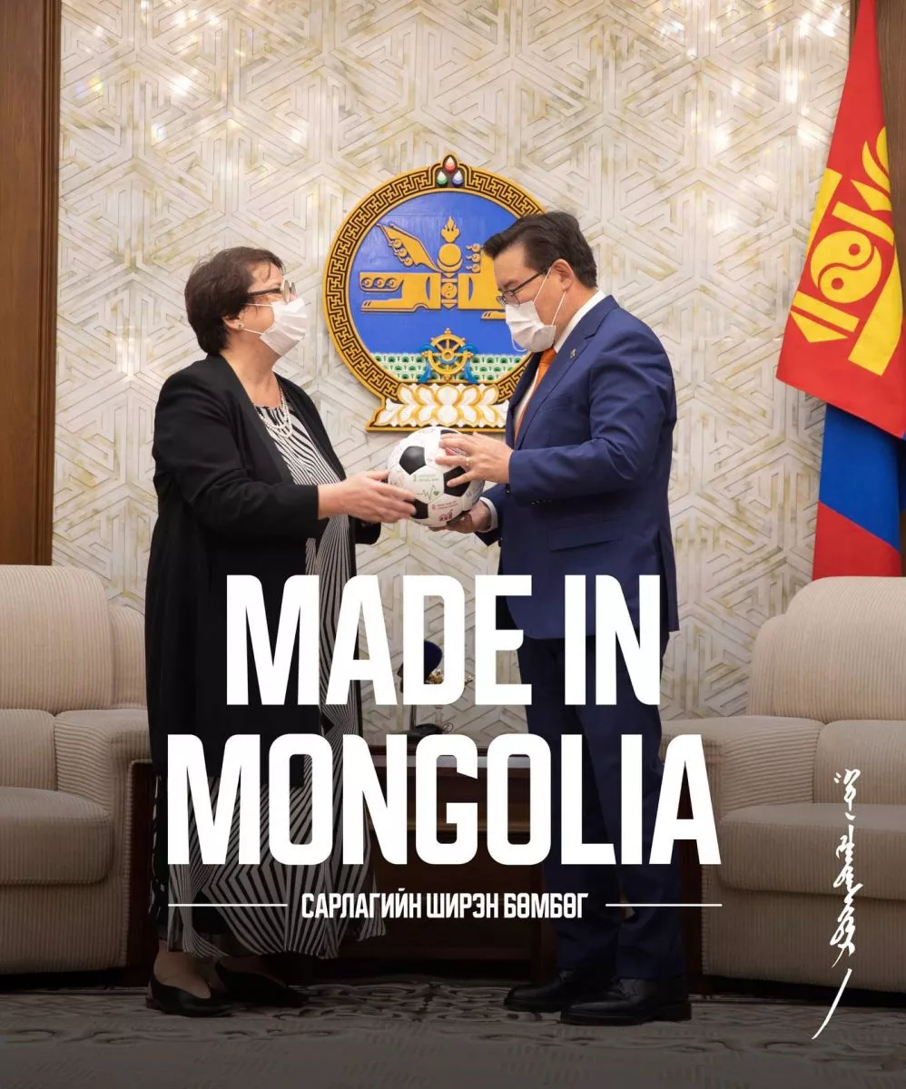 УИХ-ын даргад монгол сарлагийн ширээр хийсэн бөмбөг бэлэглэжээ