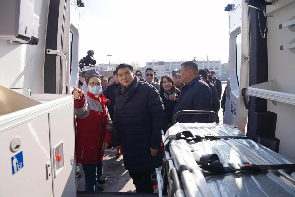 Сэлэнгэ аймагт туулах чадвар сайтай автомашин гардуулан өглөө
