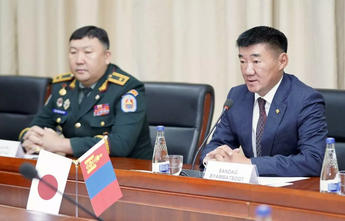 Хугацаат цэргийн албан хаагчийн ар гэр нь зөвшөөрвөл тодорхой төлбөр гаргаж, жолооны курст бэлтгэнэ