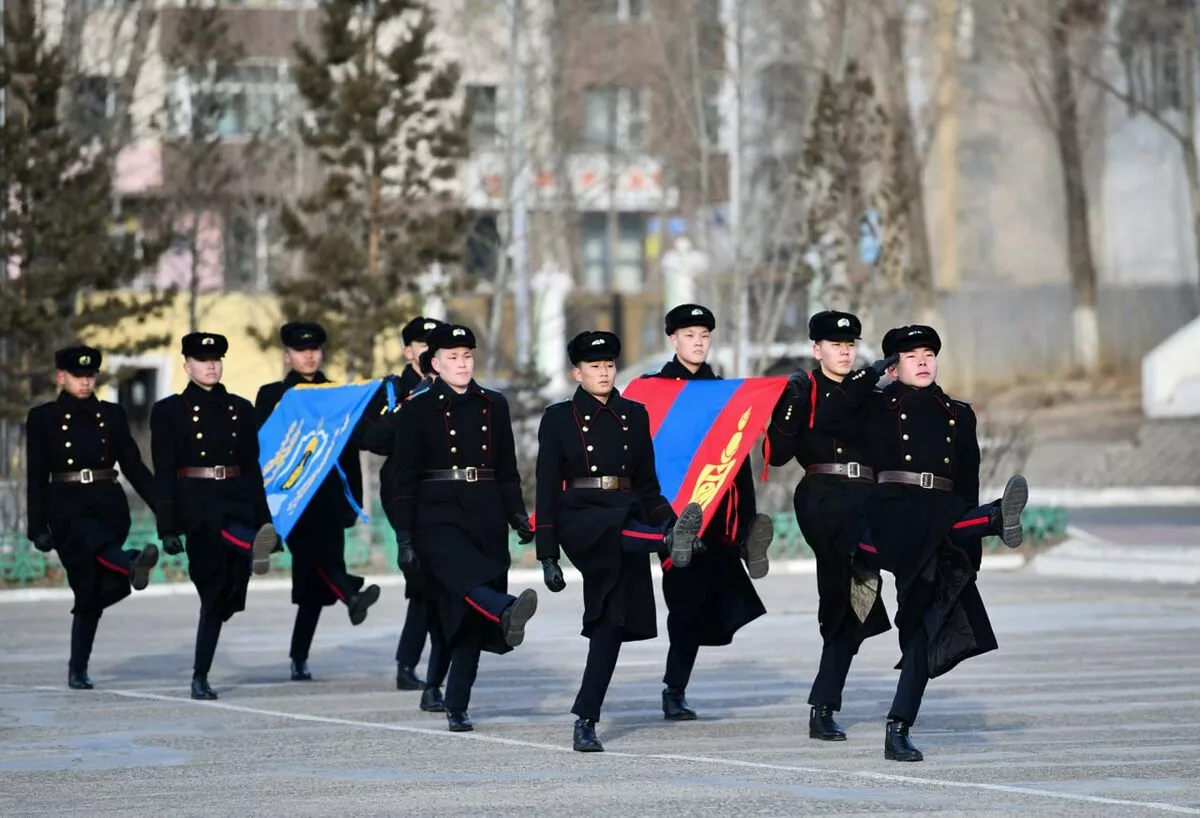 Төрийн далбааг мандуулах ёслолыг Тэмүүжин Өрлөг сургуулиас эхлүүлэв