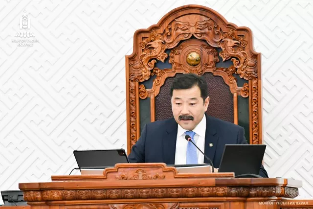 Үндсэн чиглэлийн төслийг анхны хэлэлцүүлэгт шилжүүлж, төсвийн тухай хуулийн төсөлтэй хамт өргөн мэдүүлсэн хууль, тогтоолын төслүүдийг эцэслэн батлав