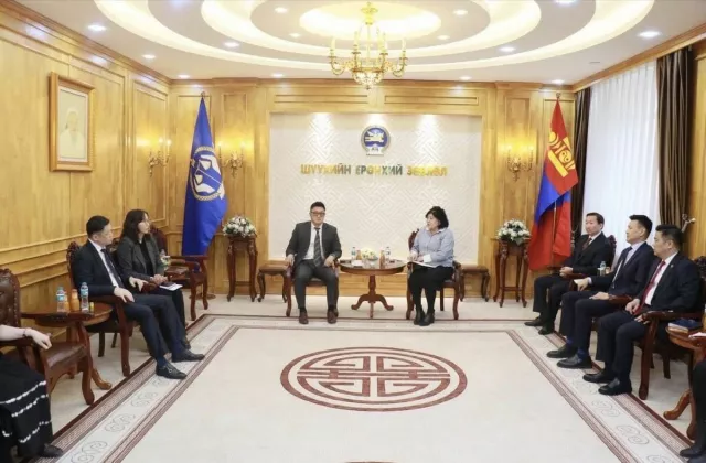 Төрийн нарийн бичгийн дарга шүүх эрх мэдэл рүү нулимж харууллаа