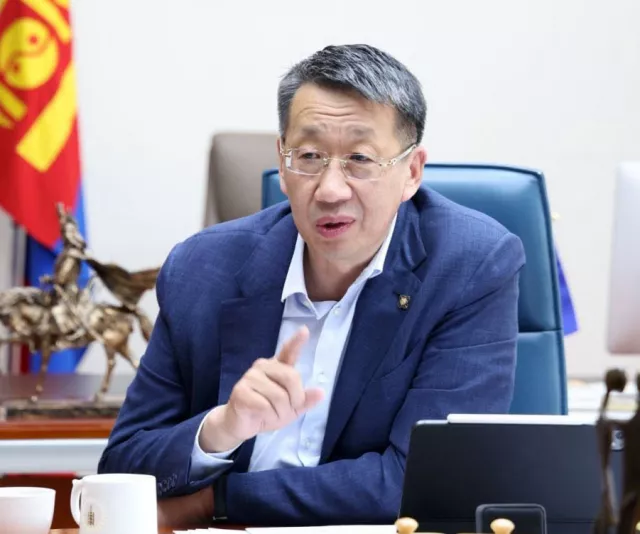 Л.Энх-Амгалан: Төр гэж байгаа бол хувийн сургуулиудын дураараа аашилж байгааг цэгцлэх ёстой