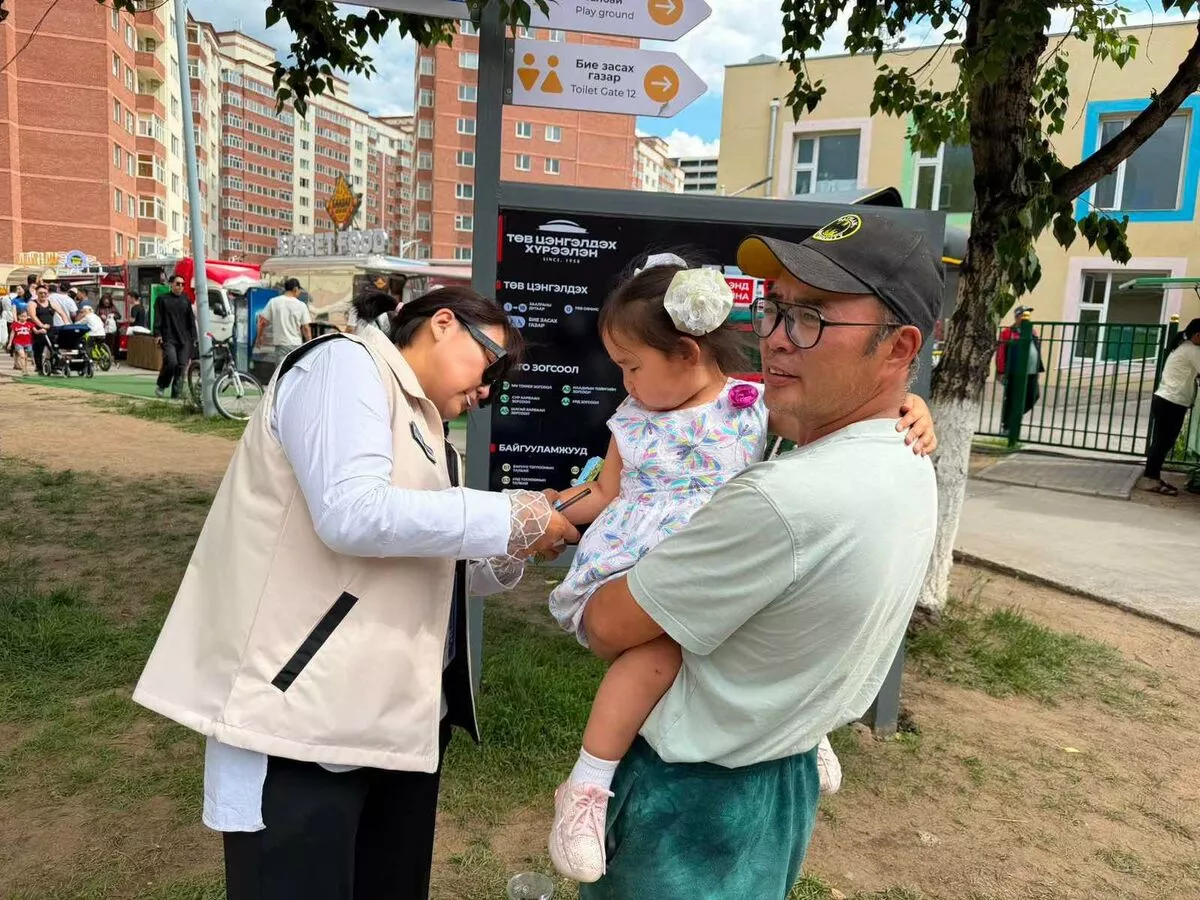 Төв цэнгэлдэх хүрээлэнд мэргэжилтнүүд хүүхдийн аюулгүй байдлыг ханган ажиллаж байна