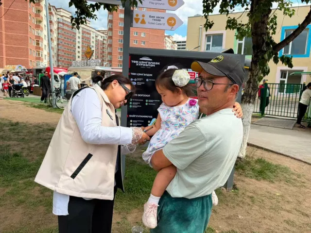 Төв цэнгэлдэх хүрээлэнд мэргэжилтнүүд хүүхдийн аюулгүй байдлыг ханган ажиллаж байна