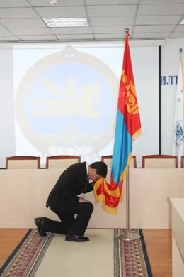 Төрийн албан хаагчид гэх улс төрийн “бай”
