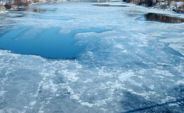 Мөс цөмөрснөөс 21 зорчигчтой автобус голд гацжээ