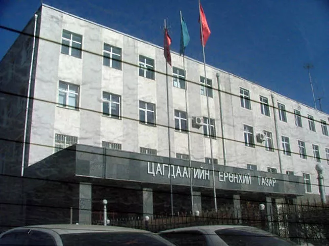1035 албан хаагчийн цолыг хураажээ 