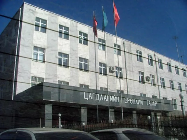 1035 албан хаагчийн цолыг хураажээ 