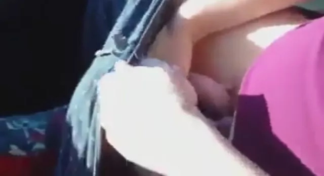 Машин дотроо төрж буй эмэгтэй /бичлэг/
